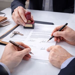 Coordinación con notarios o terceras partes para firma/entrega